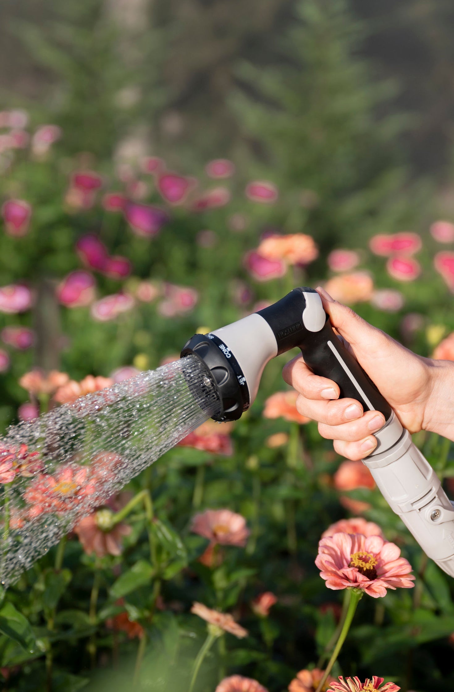 hoselink-spray-gun-watering-flowers