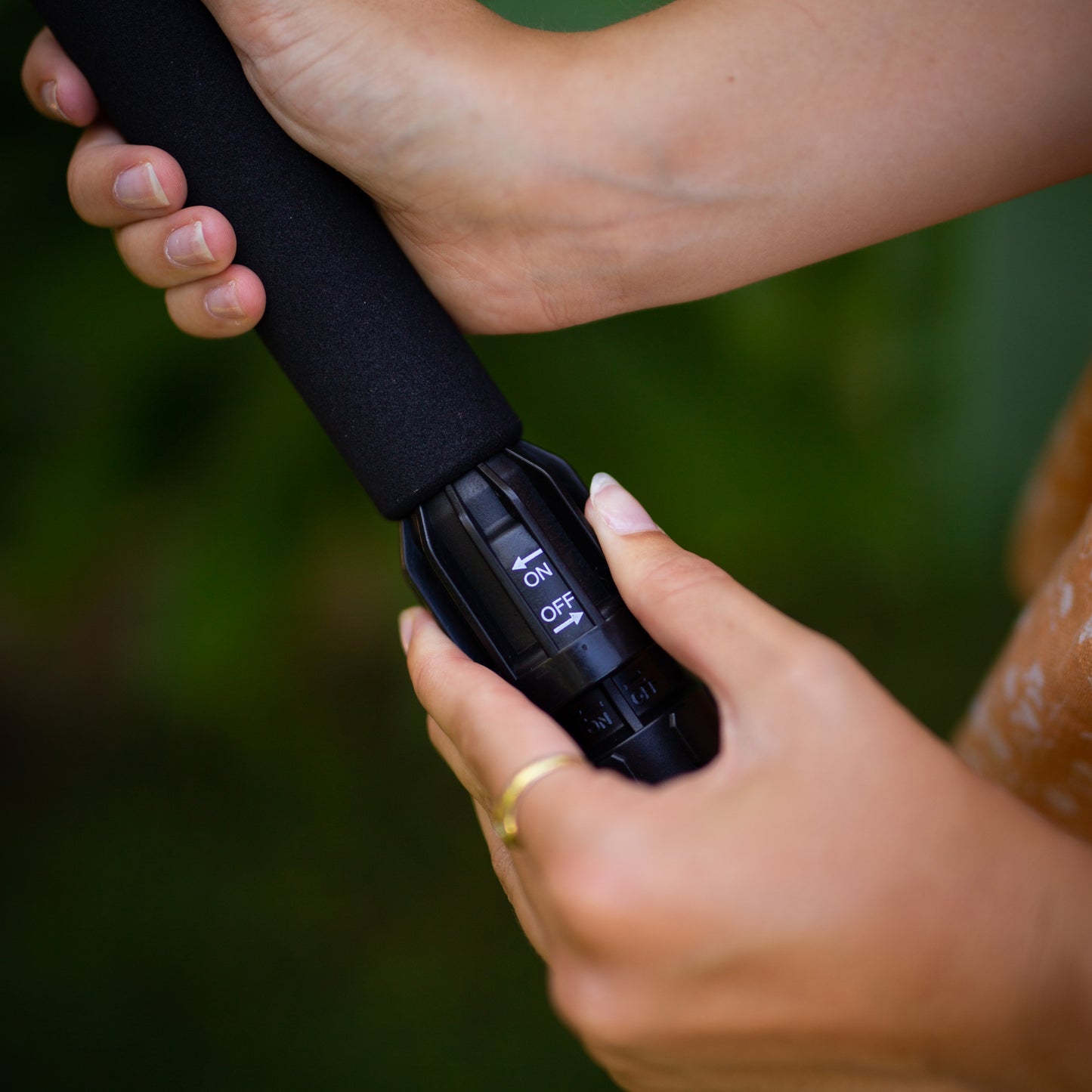 handle end of long-reach gutter cleaner showing the on off switch