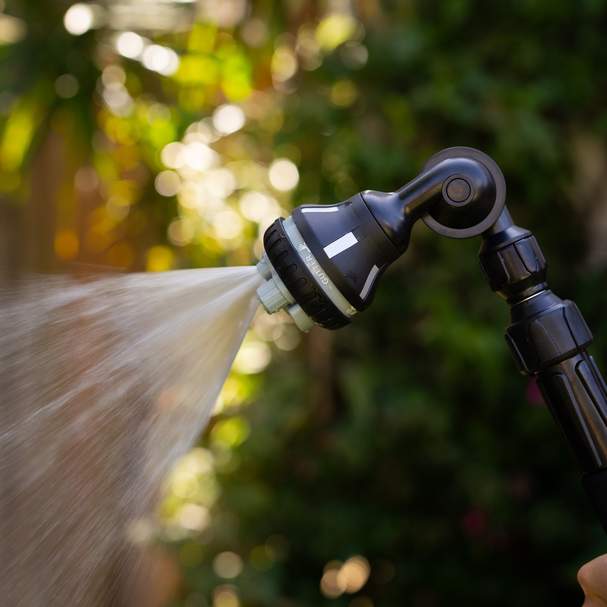 end of 4-pattern extendable wand showing water coming out on the gutter setting